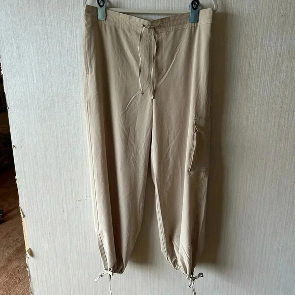 Old Navy High Waisted Cargo Pants Strehtech fit - Picture 5 of 9